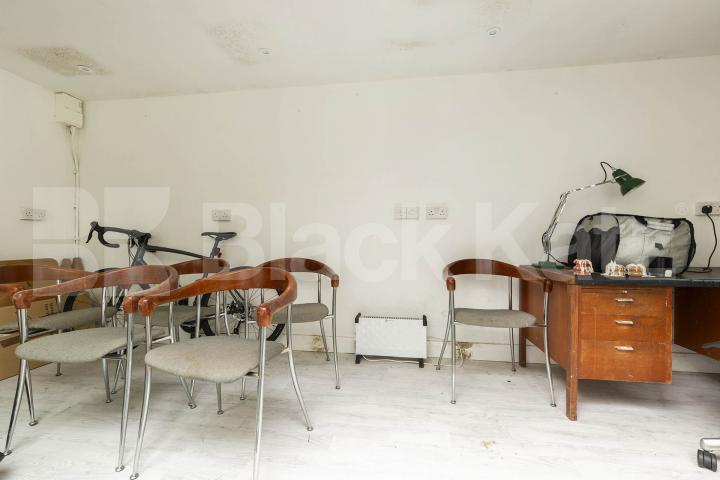 Stunning spacious two bed garden flat within a period house by Regents Park. Oval Road, Regents Park / Camden 